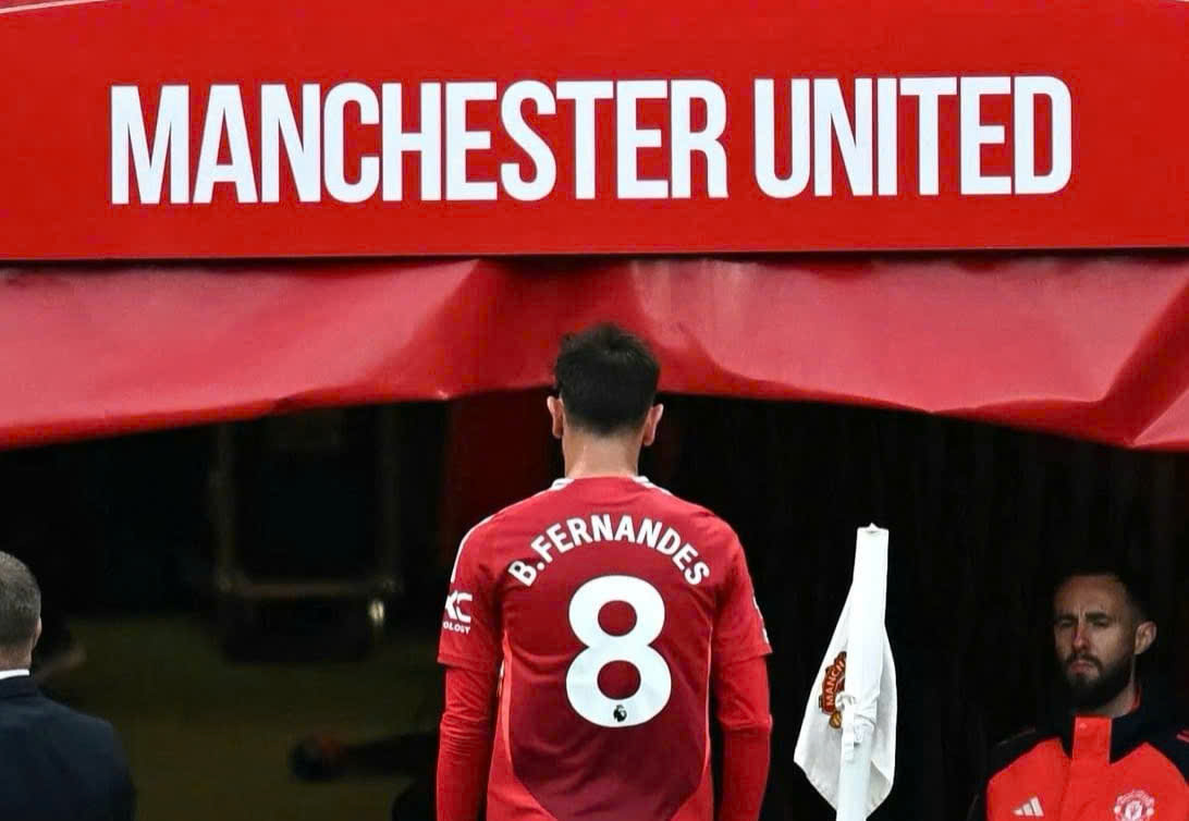 Khoang khac Bruno Fernandes bi duoi khoi san.  Anh: MUFC