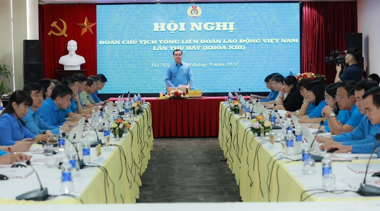 Một trong những nội dung lấy ý kiến tại Hội nghị Đoàn Chủ tịch Tổng LĐLĐVN lần thứ 7, khóa XIII là Tờ trình Đề án thí điểm sắp xếp mô hình tổ chức công đoàn trực thuộc Công đoàn Ngân hàng Việt Nam tập trung, xuyên suốt, hiệu quả. Ảnh: Hải Nguyễn