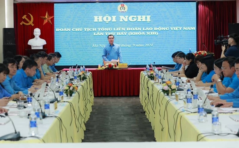One of the contents to be consulted at the 7th Conference of the Presidium of the Vietnam General Confederation of Labor, term XIII, is the Project Report on the pilot arrangement of the trade union organization model under the Vietnam Bank Trade Union in a centralized, consistent, and effective manner. Photo: Hai Nguyen