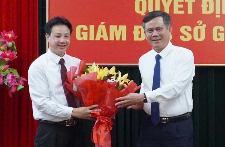 Chairman of Quang Binh Provincial People's Committee Tran Thang presents the decision to appoint Director of the Provincial Department of Transport. Photo: T. Van