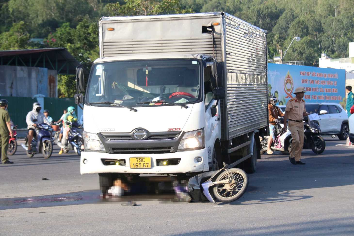 Male worker killed by truck on his way to work. Photo: Phuong Linh