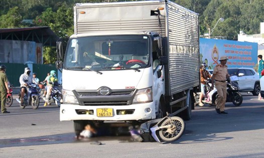 Nam công nhân bị xe tải tông tử vong trên đường đi làm. Ảnh: Phương Linh