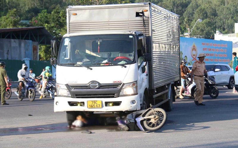 Male worker killed by truck on his way to work. Photo: Phuong Linh