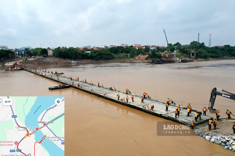 Cầu phao Phong Châu đã thông xe phục vụ người dân di lại. Ảnh: Công An.