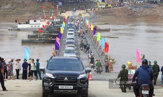 Cầu phao Phong Châu sáng 30.9. Ảnh: Tô Công.
