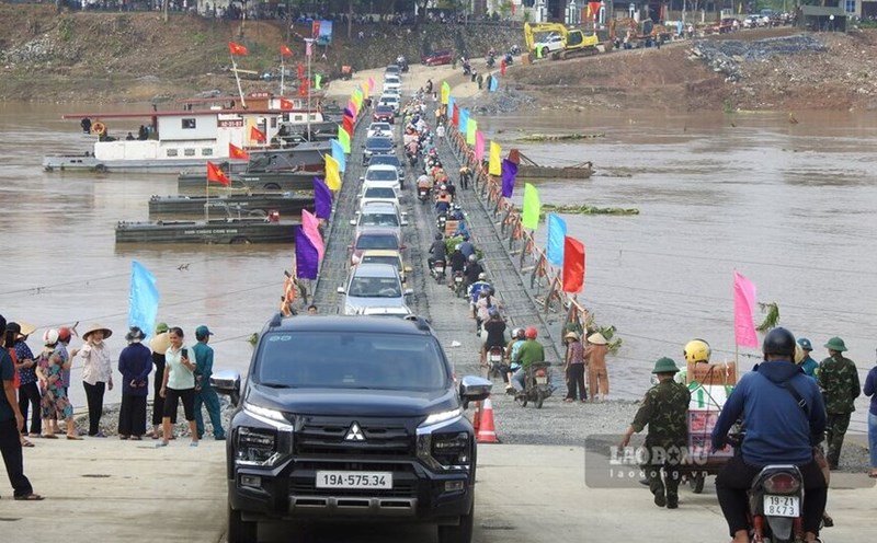 Phong Chau pontoon bridge on the morning of September 30. Photo: To Cong.