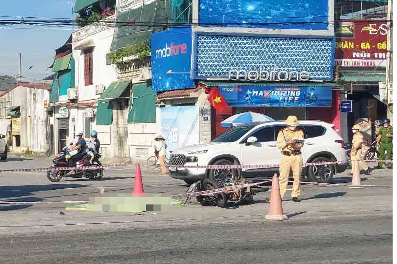 The scene of the accident that left the man on the motorbike dead on the spot. Photo: Hai Tuan