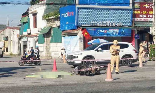 Hiện trường vụ tai nạn khiến người đàn ông đi xe máy tử vong tại chỗ. Ảnh: Hải Tuấn