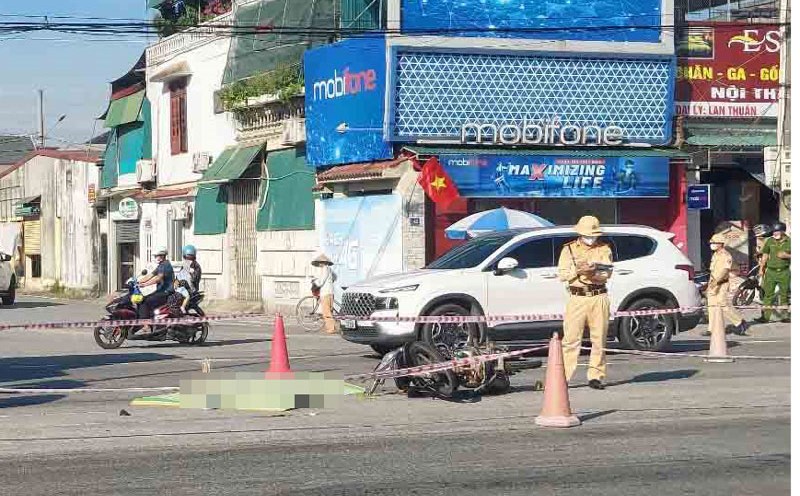 The scene of the accident that left the man on the motorbike dead on the spot. Photo: Hai Tuan