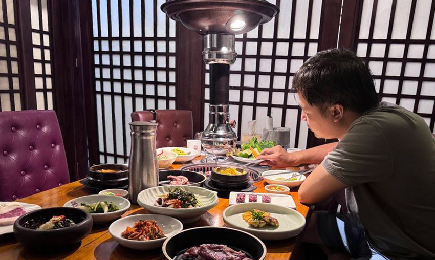 Bên trong một nhà hàng mang phong cách phục vụ như ở Hàn Quốc. 