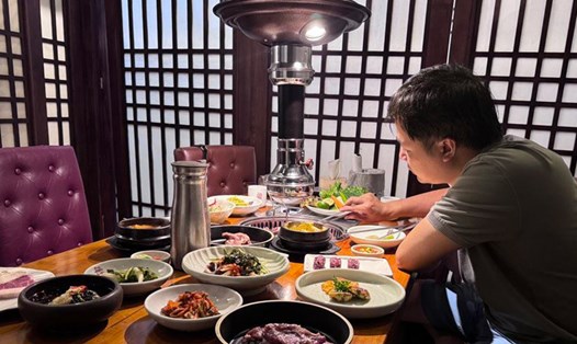 Bên trong một nhà hàng mang phong cách phục vụ như ở Hàn Quốc.