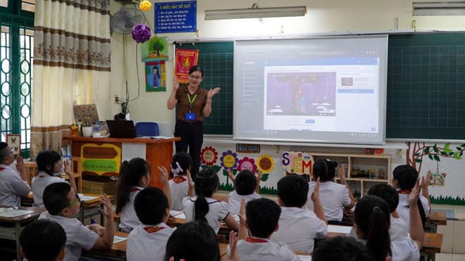 Many schools strictly prohibit using the name of the parent-teacher association to collect fees outside of regulations. Photo: Chan Phuc