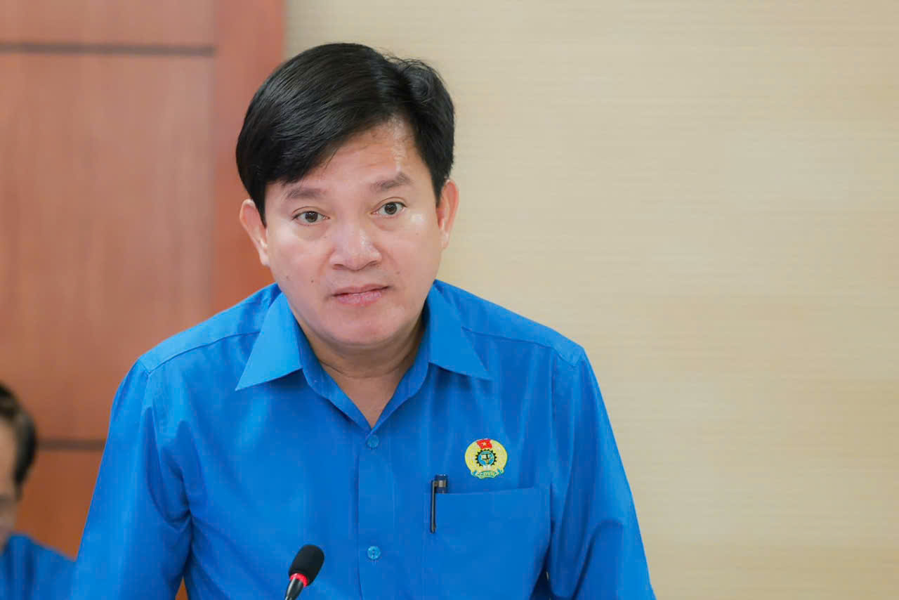 Vice President of the Vietnam General Confederation of Labor Nguyen Xuan Hung presented the Project on piloting the organization model of trade unions under the Vietnam Bank Trade Union to be centralized, consistent and effective. Photo: Hai Nguyen
