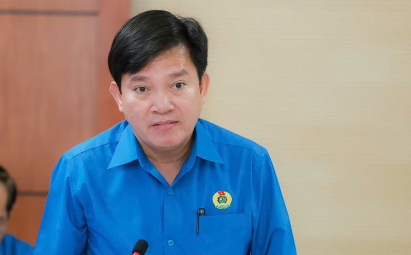 Vice President of the Vietnam General Confederation of Labor Nguyen Xuan Hung presented the Project on piloting the organization model of trade unions under the Vietnam Bank Trade Union to be centralized, consistent and effective. Photo: Hai Nguyen
