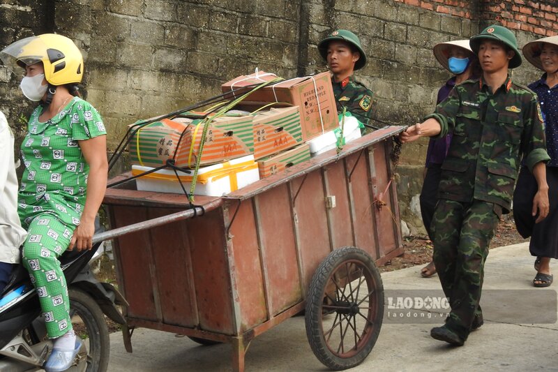 Voi nhieu nguoi dan khi gap kho khan thoi diem len, xuong cau (cac xe may cho nang, cong kenh), luc luong quan doi da nhanh chong ho tro de dam bao luu thong tren cau duoc thong suot.