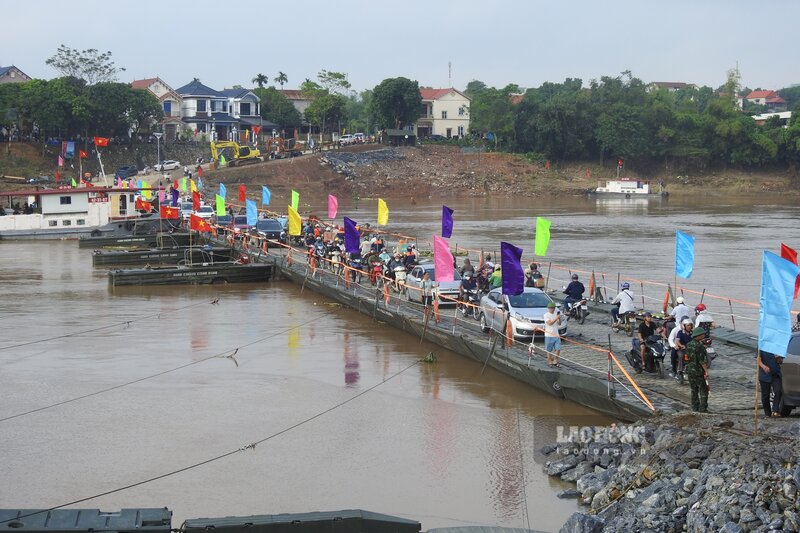 Chi Phung Thi Phuong Thu - nguoi dan song tai xa Xuan Huy, huyen Lam Thao - cam nhan: “Toi thuong xuyen ve que ngoai o xa Thai Hoa, huyen Ba Vi (Ha Noi), 3 tuan nay, khi cau Phong Chau bi sap, viec di lai rat kho khan. Nay da co cau phao toi rat mung, viec di chuyen rat an toan va nhanh chong“.