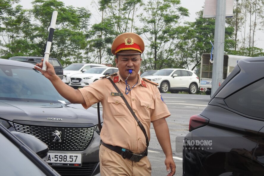 Cac luc luong chuc nang voi Quan doi, Cong an, Thanh tra Giao thong va nhieu luc luong phoi hop khac cang minh dieu tiet, phan luong giao thong duong xuong cau phao.