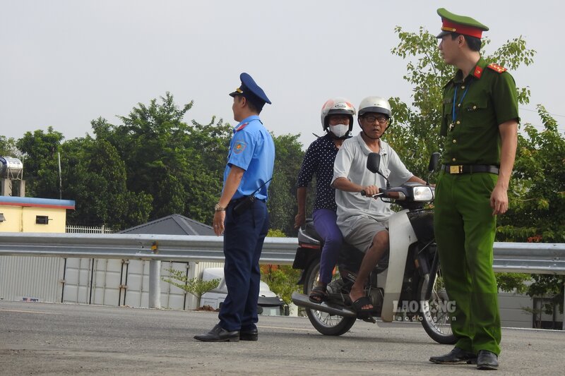 Voi viec cau phao Phong Chau thong xe, nhu cau di lai cua hang van nguoi dan tren dia ban duoc dap ung. Cay cau phao nay se lien tuc phuc vu nguoi dan tu 6h den 22h hang ngay.