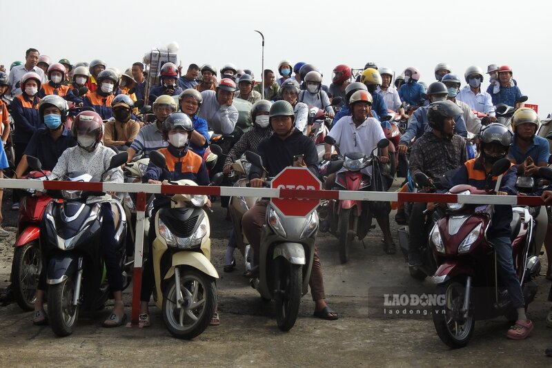 Theo ghi nhan cua phong vien Bao Lao Dong sang 30.9, duong xuong 2 ben cau phao Phong Chau (xa Phung Nguyen, huyen Lam Thao va xa Huong Non, huyen Tam Nong) dong duc cac phuong tien.