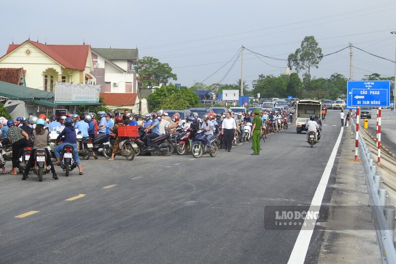 Cac xe may, xe tho so co the luu thong lien tuc. Tuy nhien, cac xe oto se phai cho su dieu tiet cua cac luc luong chuc nang moi co the qua cau. Anh: To Cong.