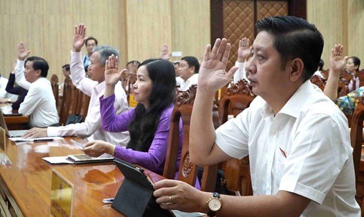 Đại biểu HĐND tỉnh Kiên Giang biểu quyết thông qua dự thảo nghị quyết tại kỳ họp. Ảnh: Nguyên Anh