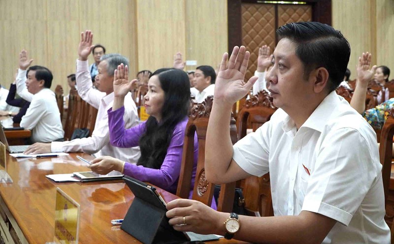 Delegates of the Kien Giang Provincial People's Council voted to approve the draft resolution at the meeting. Photo: Nguyen Anh