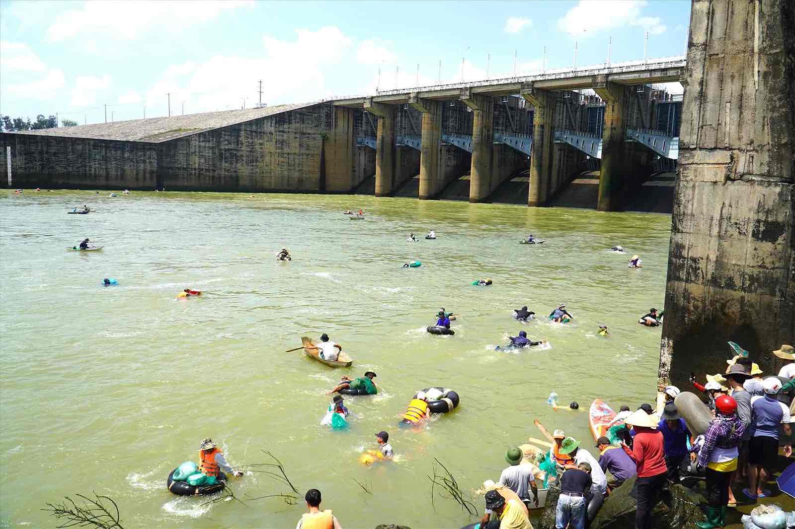 People catch fish after Tri An hydroelectric reservoir closed its dam in August 2023. Photo: HAC