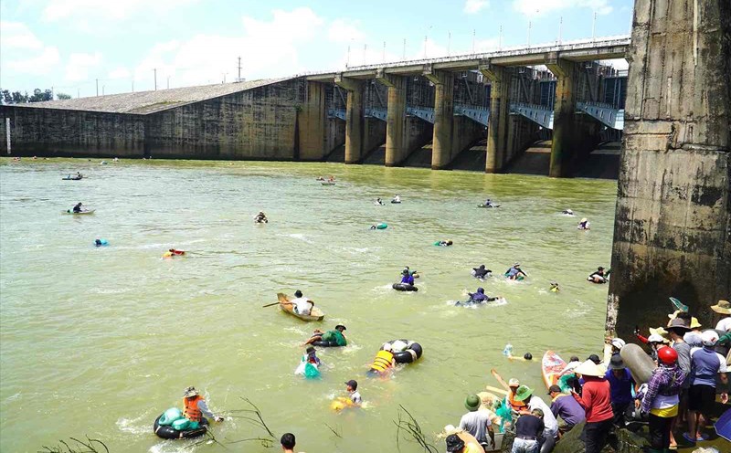 People catch fish after Tri An hydroelectric reservoir closed its dam in August 2023. Photo: HAC