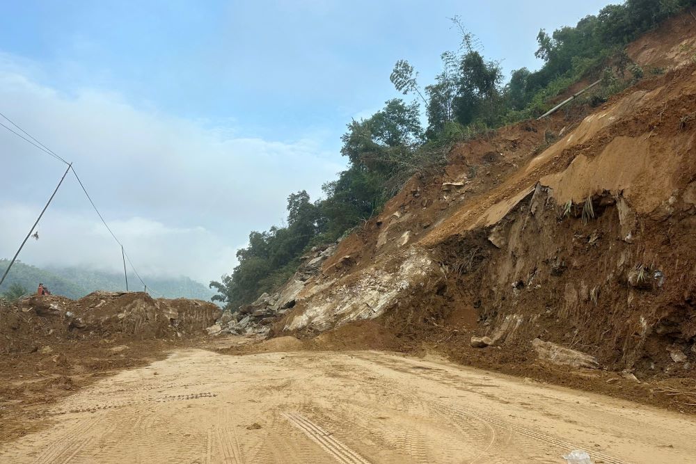 Khan truong khac phuc cac diem sat lo nghiem trong tren tuyen Quoc lo 15A (doan qua huyen Quan Hoa, Thanh Hoa). Anh: Quach Du