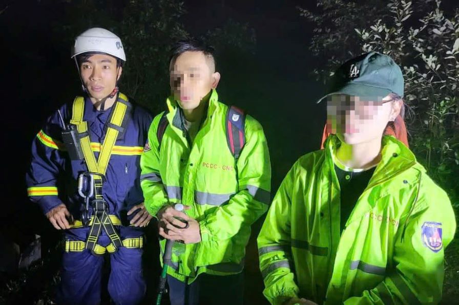 Two tourists were rescued after getting lost on Langbiang Mountain in the dark. Photo: Hoai Thanh