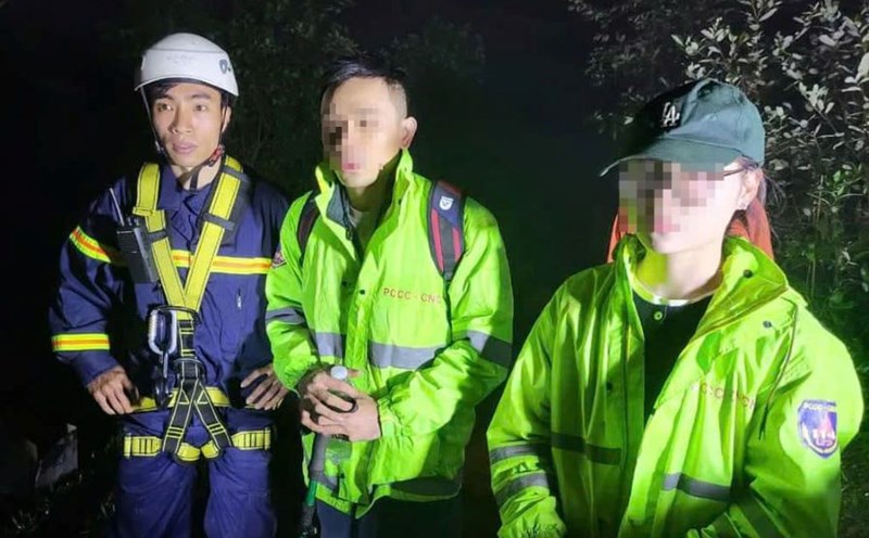 Two tourists were rescued after getting lost on Langbiang Mountain in the dark. Photo: Hoai Thanh