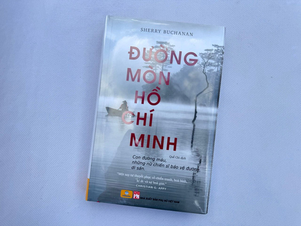 The book Ho Chi Minh Trail by author Sherry Buchanan is considered a great work of history from a new perspective. Photo: Linh Boo