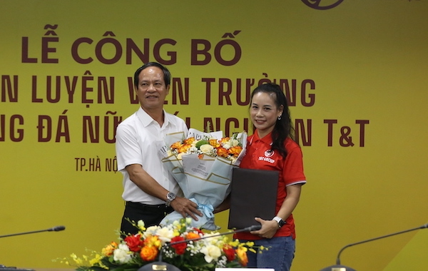 Former player Van Thi Thanh is the head coach of Thai Nguyen T&T club. Photo: Organizing Committee