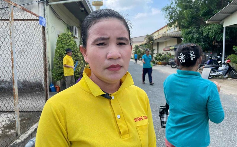 Sadness and anxiety are evident on the faces of workers who are owed three months of wages. Photo: Dinh Trong