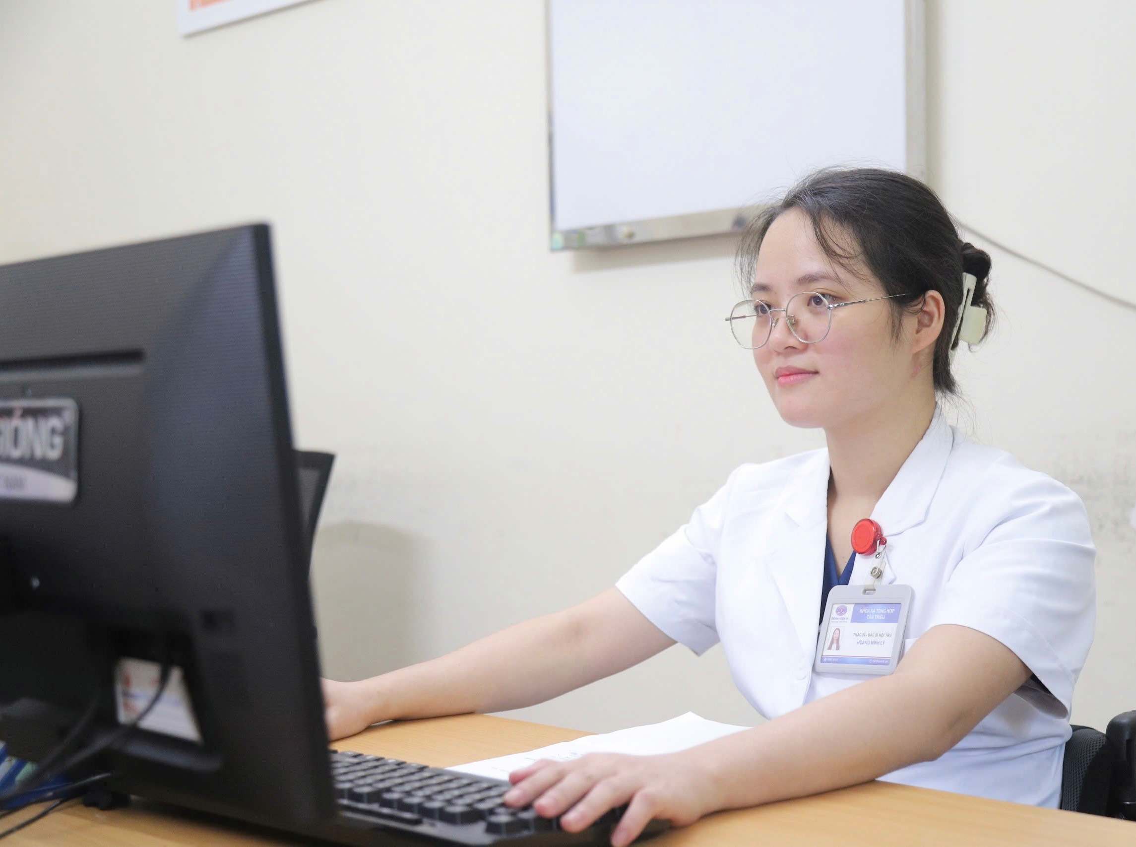 Female doctor Hoang Minh Ly, who was hit by a piece of glass in a coffee shop, returned to work. Photo: Tran Ha