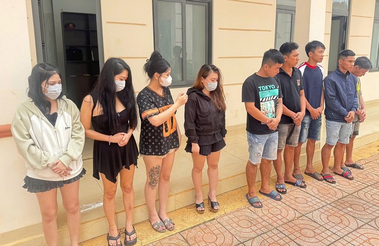 Phát hiện 4 đôi nam nữ mở tiệc ma túy trong quán karaoke