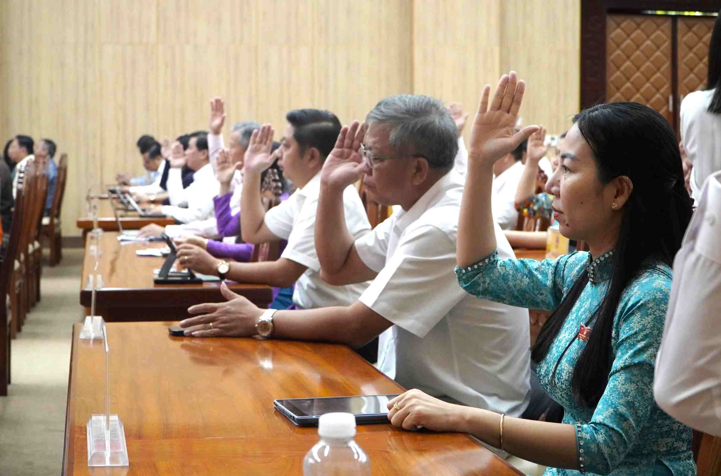 Đại biểu HĐND biểu quyết thông qua dự án chuyển mục đích sử dụng hơn 6ha đất rừng để mở rộng đường tại TP Phú Quốc. Ảnh: Nguyên Anh