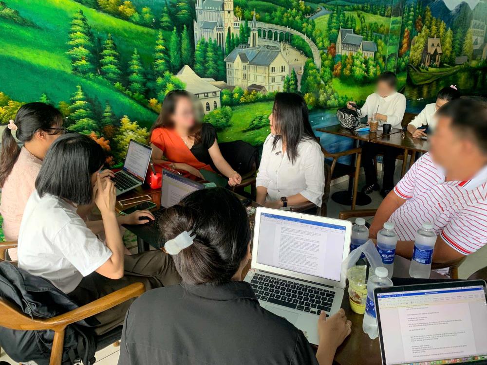 Cô H (áo trắng ở giữa) - cô giáo chủ nhiệm xin hỗ trợ laptop trong buổi trao đổi với phóng viên. Ảnh: Chân Phúc