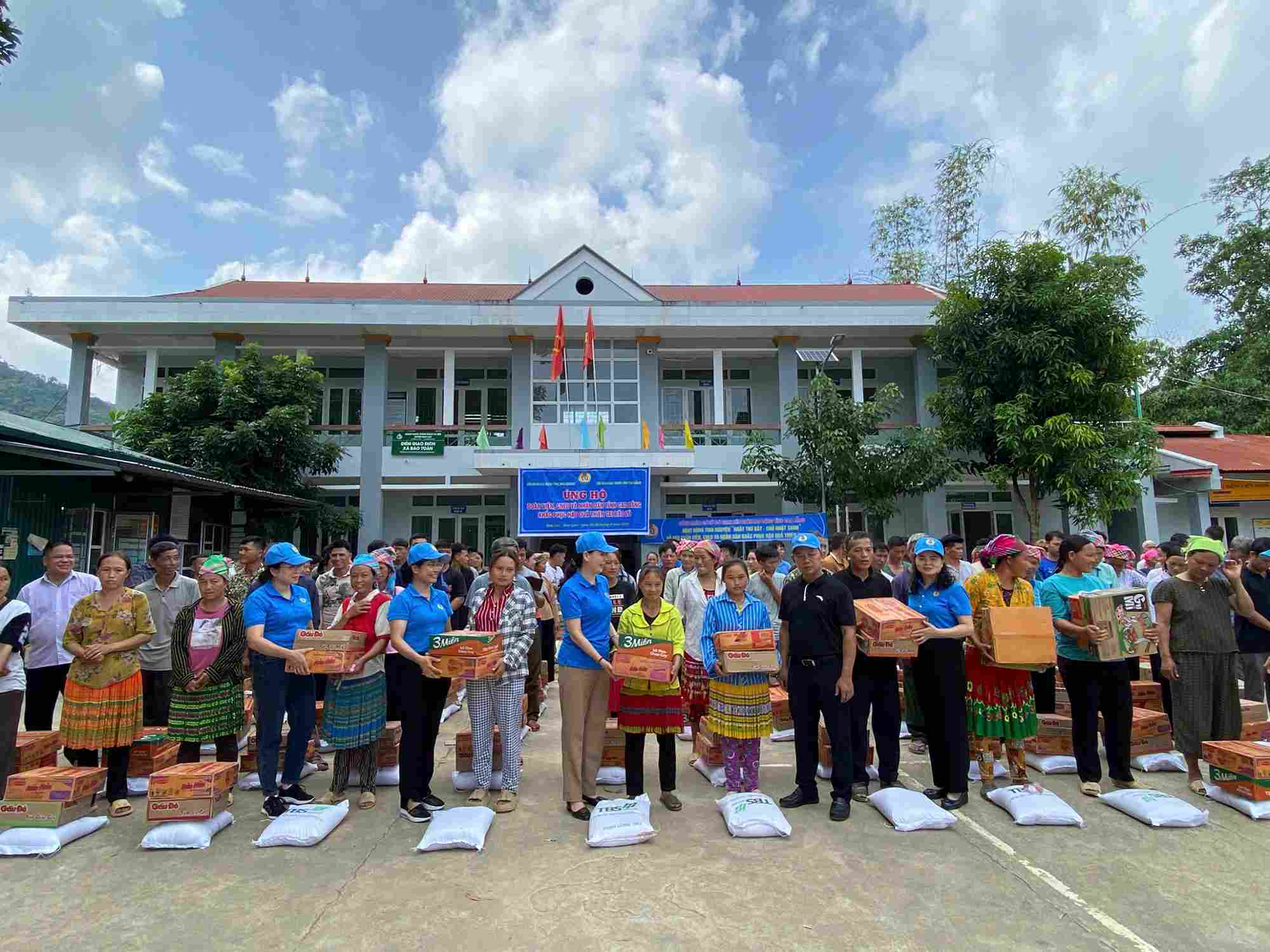 Cao Bang Provincial Labor Federation distributes 40 tons of goods to support people in flood-hit areas. Photo: Thuy Duong.