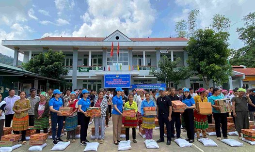 LĐLĐ tỉnh Cao Bằng phân bổ 40 tấn hàng hỗ trợ bà con vùng lũ. Ảnh: Thùy Dương.