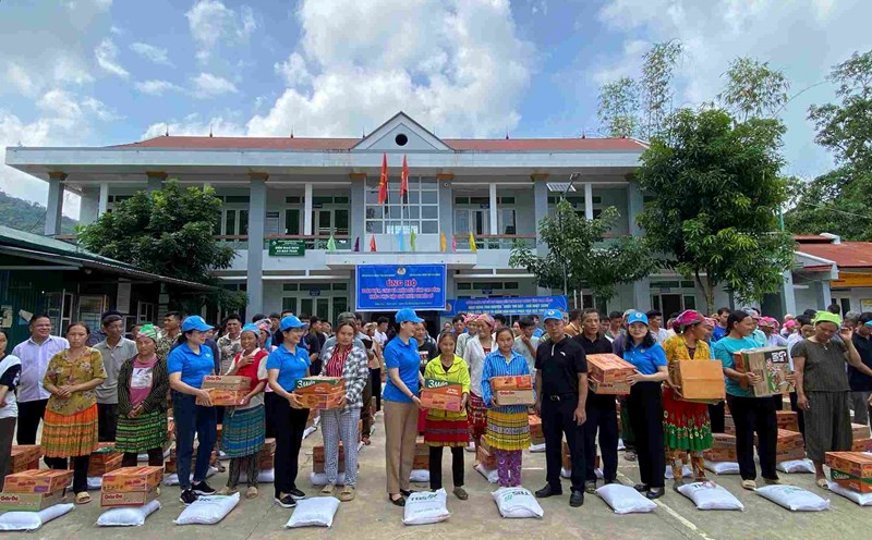Cao Bang Provincial Labor Federation distributes 40 tons of goods to support people in flood-hit areas. Photo: Thuy Duong.