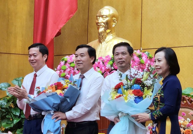 Leaders of Lang Son Provincial People's Council presented flowers to congratulate Mr. Nguyen Huu Chien and Mr. Ly Viet Hung (middle). Photo: Duy Chien