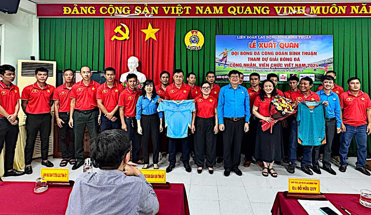 Ban thuong vu LDLD tinh Binh Thuan tang hoa cho doi bong Cong doan Binh Thuan. Anh: Duy Tuan 