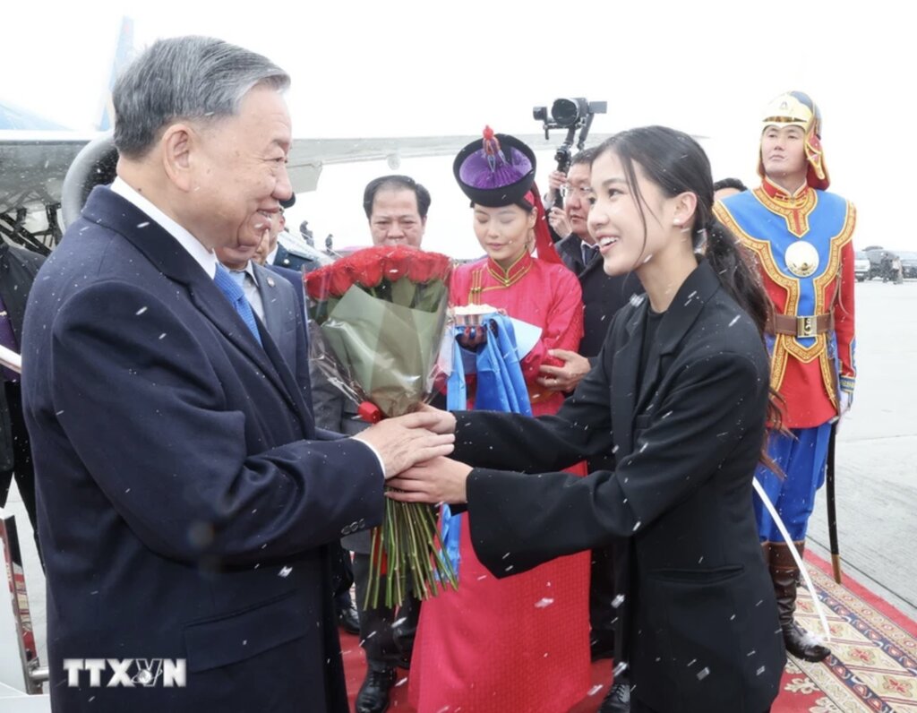 Welcoming ceremony for General Secretary and President To Lam at Genghis Khan airport. Photo: VNA