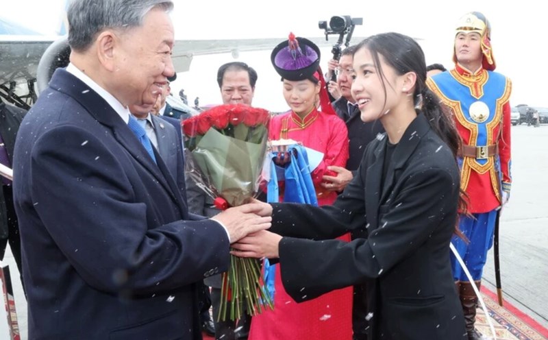 Welcoming ceremony for General Secretary and President To Lam at Genghis Khan airport. Photo: VNA