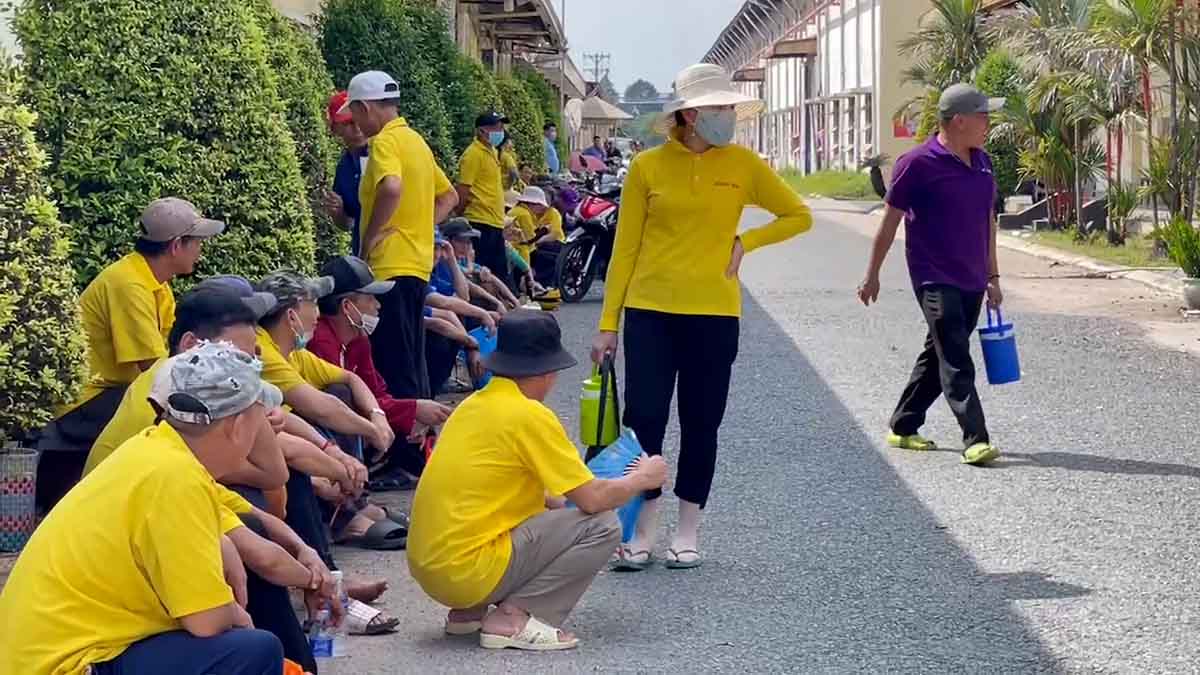 Workers of Hoang Sinh Company are owed 3 months of wages. Photo: Dinh Trong