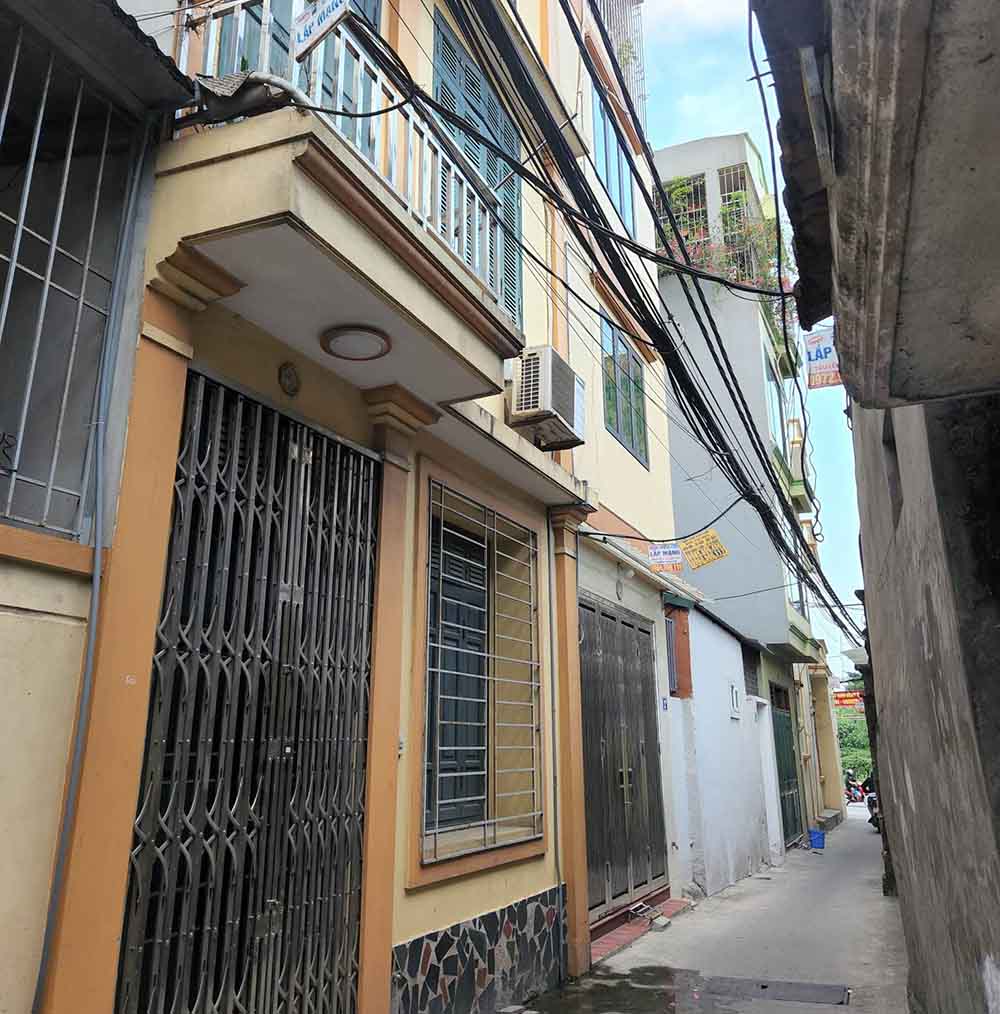 Giá nhà đất trong ngõ có diện tích khoảng 30m2 đang được rao bán với giá cao. Ảnh: Cao Nguyên.