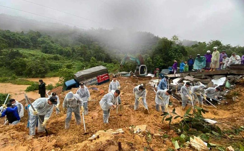 Authorities search for victims of the landslide. Photo: Ha Giang Police