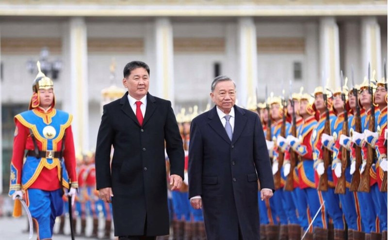 President Ukhnaagiin Khurelsukh invited General Secretary and President To Lam to review the honor guard. Photo: VNA