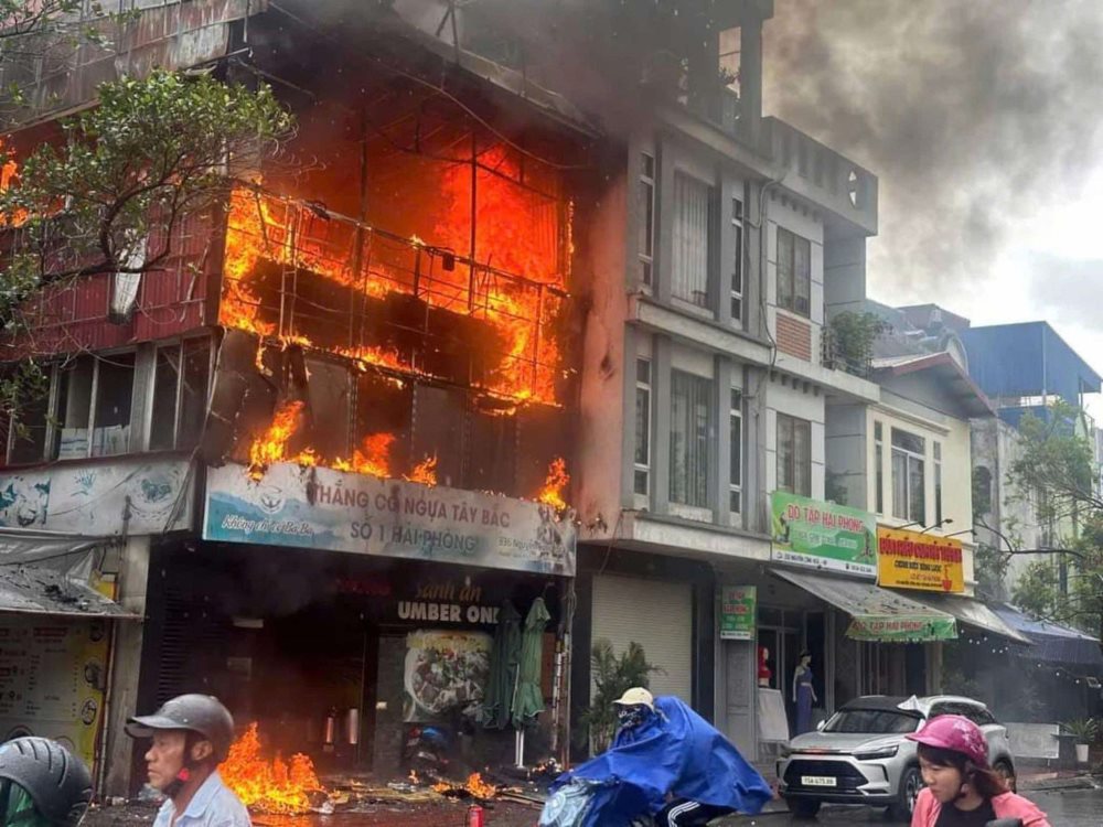 Cháy lớn ở nhà hàng ba ba trên phố Nguyễn Công Hòa, Hải Phòng. Ảnh: Trường Anh